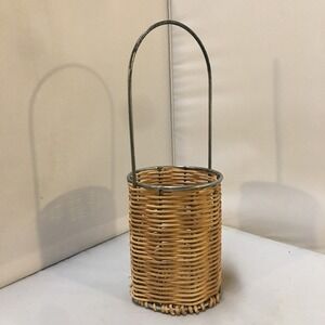 Woven Wicker‎ Wine Bottle Holder Tan Metal Frame Arched Handle Utensil Rustic
